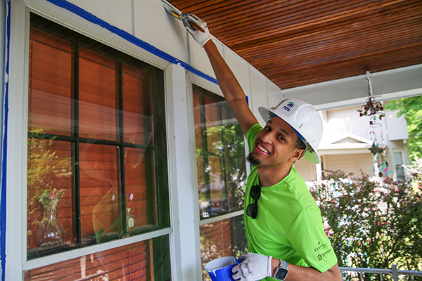 Covenant and Habitat Event Painting Homes